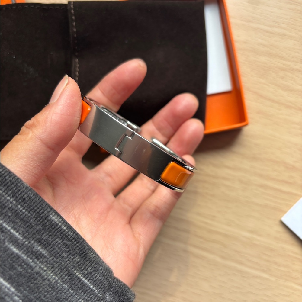 Brand new Hermès Orange and Yellow Enamel Bracelet limited Edition - Picture 3 of 8